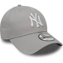 graue-verstellbare-curved-cap-9forty-essential-der-new-york-yankees-mlb-von-new-era