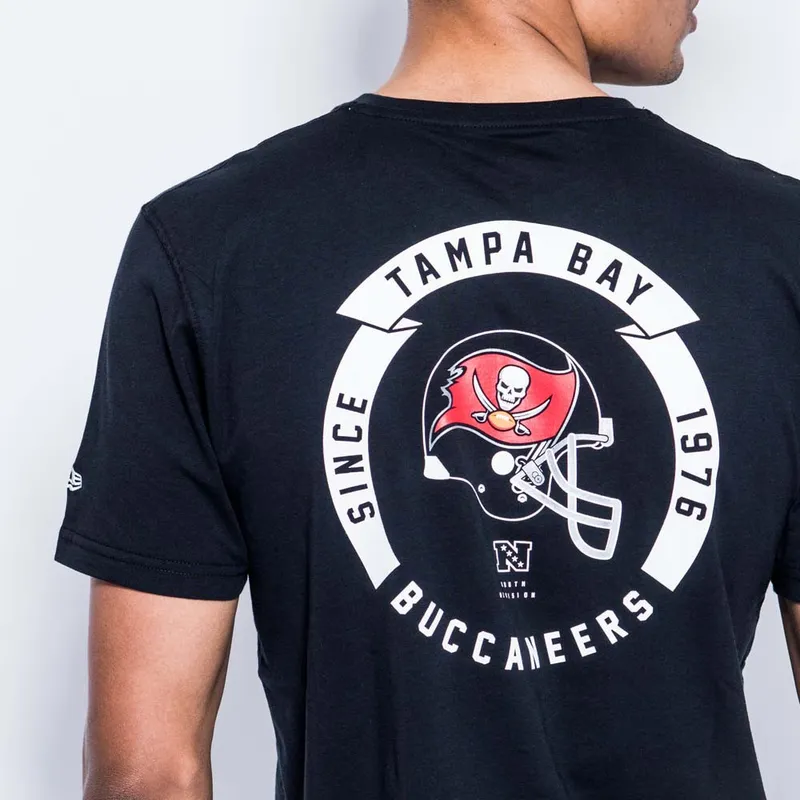 t-shirt-kurzarm-schwarz-helmet-der-tampa-bay-buccaneers-nfl-von-new-era