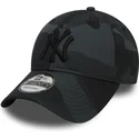 schwarze-verstellbare-camouflage-cap-mit-gebogenem-schirm-und-schwarzem-logo-9twenty-essential-packable-der-new-york-yankees-mlb