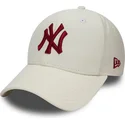 weisse-snapback-kappe-mit-gebogenem-schirm-und-bordeauxfarbenem-logo-9fifty-nylon-pre-curved-fit-der-new-york-yankees-mlb-von-ne