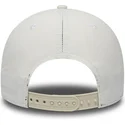weisse-snapback-kappe-mit-gebogenem-schirm-und-bordeauxfarbenem-logo-9fifty-nylon-pre-curved-fit-der-new-york-yankees-mlb-von-ne