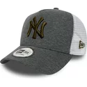 new-era-braunes-logo-9forty-essential-jersey-new-york-yankees-mlb-trucker-cap-grau