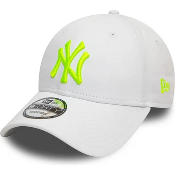 verstellbare-weisse-gebogene-kappe-mit-grunem-logo-9forty-league-essential-neon-der-new-york-yankees-mlb-von-new-era