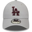verstellbare-graue-kappe-mit-gebogenem-schirm-und-bordeauxfarbenem-logo-9forty-essential-der-los-angeles-dodgers-mlb-von-new-era