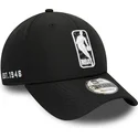 schwarze-verstellbare-9forty-kappe-mit-gebogenem-schirm-und-logo-hook-jerry-west-nba-von-new-era