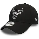 schwarze-verstellbare-kappe-mit-gebogenem-schirm-und-weissem-logo-9forty-league-essential-der-chicago-bulls-nba-von-new-era