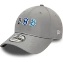 new-era-9forty-verstellbare-graue-kappe-mit-gebogenem-schirm-und-gestapeltem-logo-der-boston-red-sox-mlb