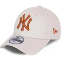 beige-verstellbare-kinder-cap-mit-gebogenem-schirm-und-braunem-logo-9forty-league-essential-der-new-york-yankees-mlb-von-new-era