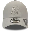 verstellbare-graue-kappe-mit-gebogenem-schirm-und-grauem-logo-9forty-diamond-era-der-new-york-yankees-mlb-von-new-era