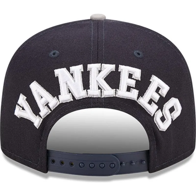 marineblaue-und-graue-flache-snapback-kappe-9fifty-team-arch-der-new-york-yankees-mlb-von-new-era