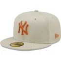 graue-flache-angepasste-kappe-mit-braunem-logo-59fifty-league-essential-der-new-york-yankees-mlb-von-new-era