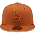 braune-snapback-kappe-mit-flachem-schirm-und-braunem-logo-9fifty-league-essential-der-los-angeles-dodgers-mlb-von-new-era