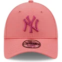 verstellbare-rosa-curved-cap-mit-rosa-logo-9forty-league-essential-der-new-york-yankees-mlb-von-new-era