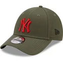 verstellbare-grune-kappe-mit-gebogenem-schirm-und-rotem-logo-9forty-stadium-food-der-new-york-yankees-mlb-von-new-era