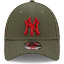 verstellbare-grune-kappe-mit-gebogenem-schirm-und-rotem-logo-9forty-stadium-food-der-new-york-yankees-mlb-von-new-era