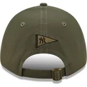 verstellbare-grune-kappe-mit-gebogenem-schirm-und-rotem-logo-9forty-stadium-food-der-new-york-yankees-mlb-von-new-era