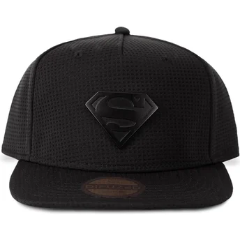 schwarze-snapback-cap-mit-gebogenem-schirm-und-superman-dc-comics-metallabzeichen-von-difuzed