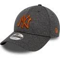 mutzen-gebogen-grau-verstellbares-band-9forty-shadow-tech-der-new-york-yankees-mlb-von-new-era