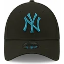 schwarze-verstellbare-kinder-cap-mit-gebogenem-schirm-und-blauem-logo-9forty-league-essential-der-new-york-yankees-mlb-von-new-e