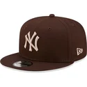 mutzen-flach-braun-snapback-9fifty-league-essential-der-new-york-yankees-mlb-von-new-era