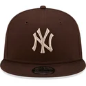mutzen-flach-braun-snapback-9fifty-league-essential-der-new-york-yankees-mlb-von-new-era