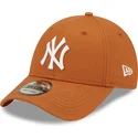 mutzen-gebogen-braun-verstellbares-band-9forty-league-essential-der-new-york-yankees-mlb-von-new-era
