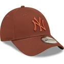 mutzen-gebogen-braun-verstellbares-band-9forty-league-essential-der-new-york-yankees-mlb-von-new-era
