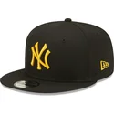 mutzen-flach-schwarz-snapback-9fifty-league-essential-der-new-york-yankees-mlb-von-new-era