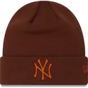 braune-mutze-mit-braunem-logo-league-essential-cuff-der-new-york-yankees-mlb-von-new-era