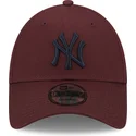 mutzen-gebogen-rot-verstellbares-band-granate-9forty-league-essential-der-new-york-yankees-mlb-von-new-era
