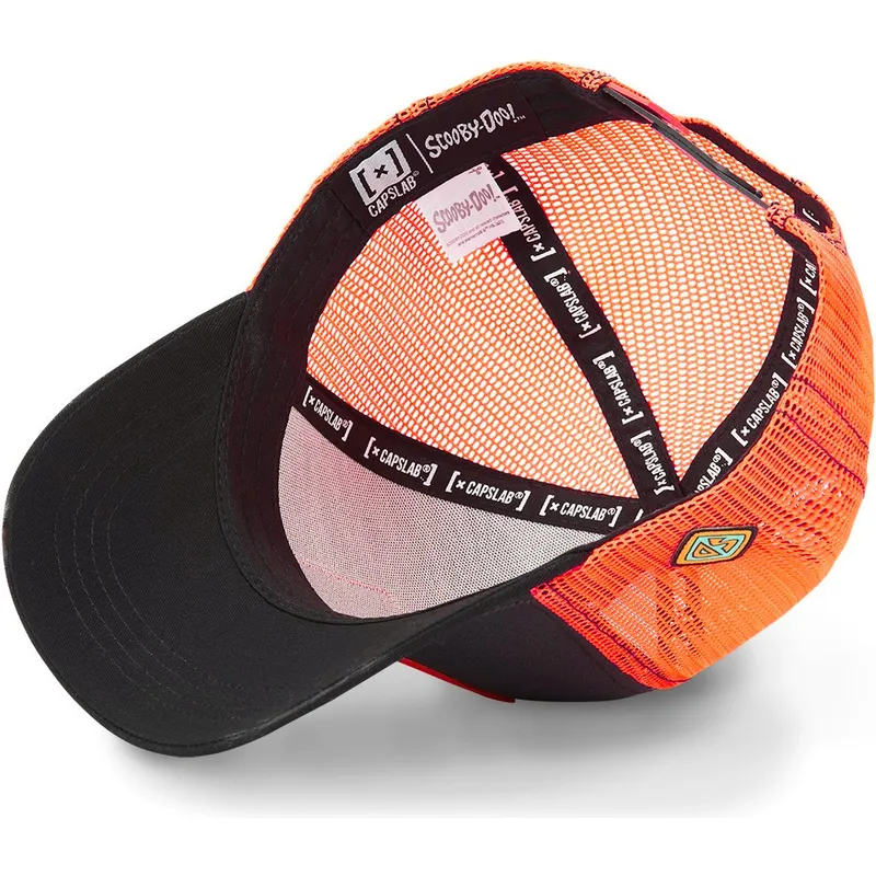 schwarze-und-orangefarbene-trucker-kappe-scooby-doo-heehee-hee-von-capslab