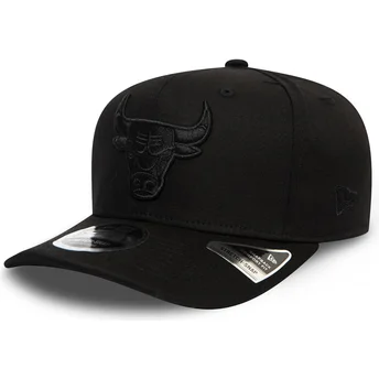 schwarze-gebogene-snapback-kappe-mit-schwarzem-logo-9fifty-tonal-stretch-snap-der-chicago-bulls-nba-von-new-era