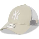 beige-und-weisse-trucker-kappe-9forty-a-frame-der-new-york-yankees-mlb-von-new-era