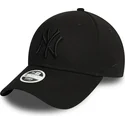schwarze-verstellbare-curved-cap-mit-schwarzem-logo-fur-damen-9forty-essential-der-new-york-yankees-mlb-von-new-era