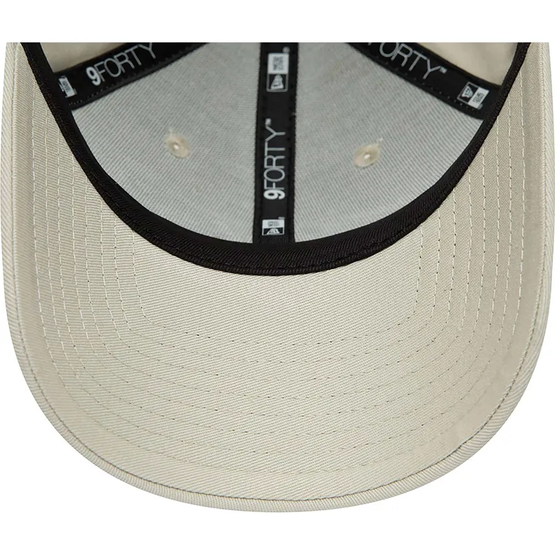 mutzen-gebogen-beige-verstellbares-band-valentino-rossi-vr46-9forty-essential-der-valentino-rossi-vr46-motogp-von-new-era