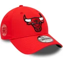 mutzen-gebogen-rot-verstellbares-band-9forty-team-side-patch-der-chicago-bulls-nba-von-new-era