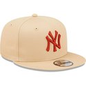 new-era-flat-brim-9fifty-league-essential-new-york-yankees-mlb-beige-snapback-cap