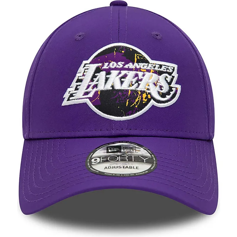 mutzen-gebogen-violett-verstellbares-band-9forty-print-infill-der-los-angeles-lakers-nba-von-new-era