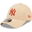 mutzen-gebogen-beige-verstellbares-band-marron-9forty-league-essential-der-new-york-yankees-mlb-von-new-era