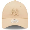 mutzen-gebogen-beige-verstellbares-band-9forty-league-essential-der-new-york-yankees-mlb-von-new-era