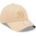 mutzen-gebogen-beige-verstellbares-band-9forty-league-essential-der-new-york-yankees-mlb-von-new-era
