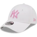 mutzen-gebogen-weiss-verstellbares-band-fur-kinder-rosa-9forty-league-essential-der-new-york-yankees-mlb-von-new-era