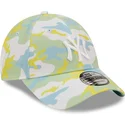 mutzen-gebogen-grun-verstellbares-band-9forty-all-over-print-seasonal-der-new-york-yankees-mlb-von-new-era