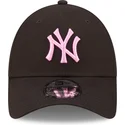 mutzen-gebogen-schwarz-verstellbares-band-rosa-9forty-league-essential-der-new-york-yankees-mlb-von-new-era