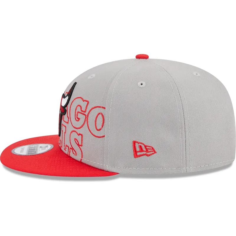 graue-und-rote-flache-snapback-kappe-9fifty-draft-edition-2023-von-chicago-bulls-nba-von-new-era