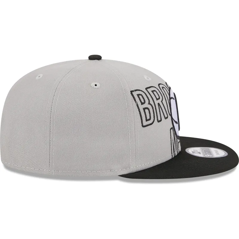 graue-und-schwarze-flache-snapback-kappe-9fifty-draft-edition-2023-von-brooklyn-nets-nba-von-new-era