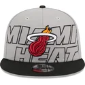 graue-und-schwarze-snapback-kappe-9fifty-draft-edition-2023-der-miami-heat-nba-von-new-era
