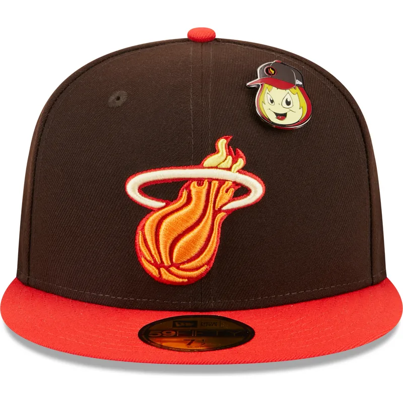 braune-und-rote-anliegende-59fifty-flatcap-the-elements-fire-pin-der-miami-heat-nba-von-new-era