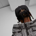 schwarze-verstellbare-kappe-mit-gebogenem-schirm-und-schwarzem-sptwr-style-logo-von-ferrari-formel-1-von-puma