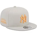 beige-snapback-kappe-mit-flachem-schirm-und-orangefarbenem-logo-9fifty-side-patch-der-new-york-yankees-mlb-von-new-era